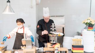 埃顿在上海惠灵顿国际学校举办德国美食节活动