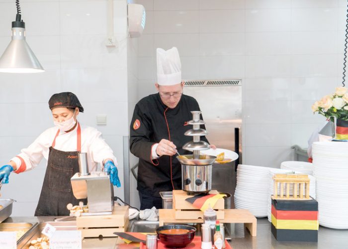 埃顿在上海惠灵顿国际学校举办德国美食节活动